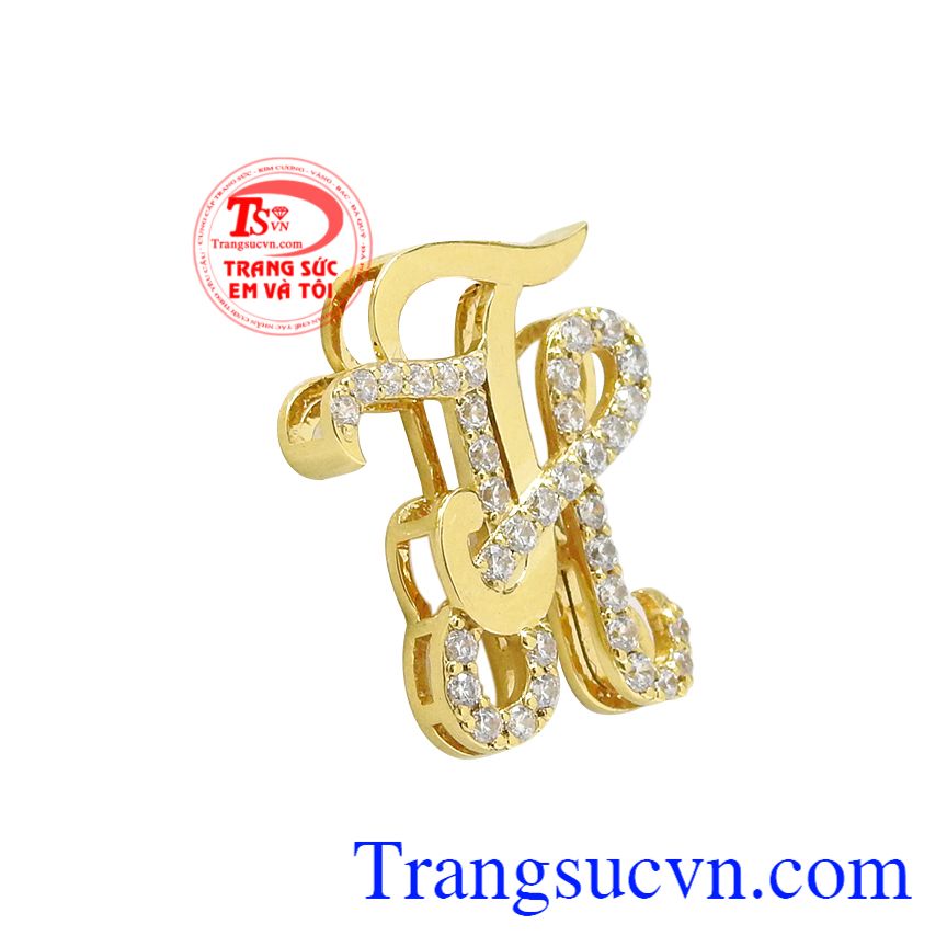 Từng đường nét chế tác cách tỉ mỉ, cẩn thận. Mặt dây chữ TH vàng tây
