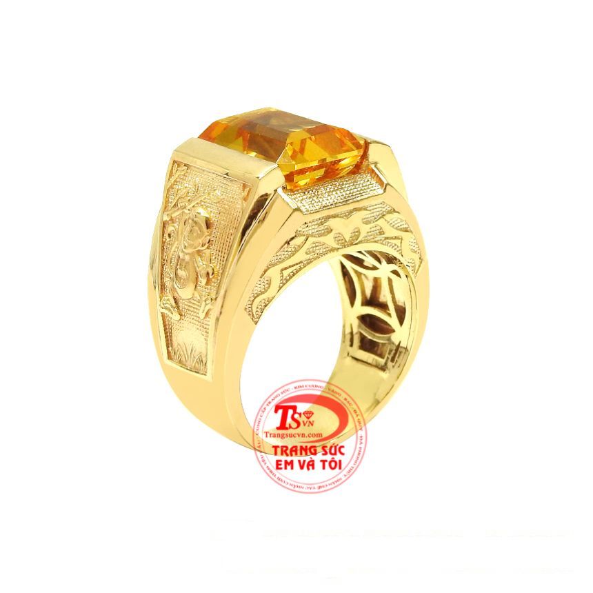 Nhẫn nam thạch anh vàng tuổi Thân được chạm khắc tinh xảo từ vàng 14k cùng đá thạch anh chất lượng.